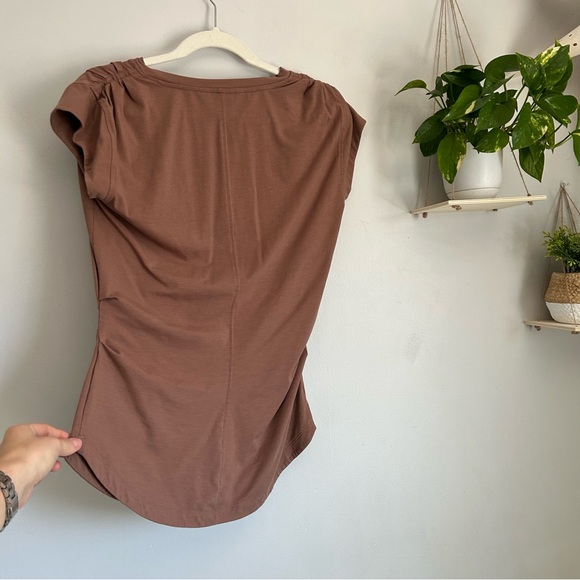 🩷ATHLETA OUTBOUND V NECK TEE SHIRT SHORT SLEEVE ATHLETIC SIZE MEDIUM BROWN - Picture 3 of 7